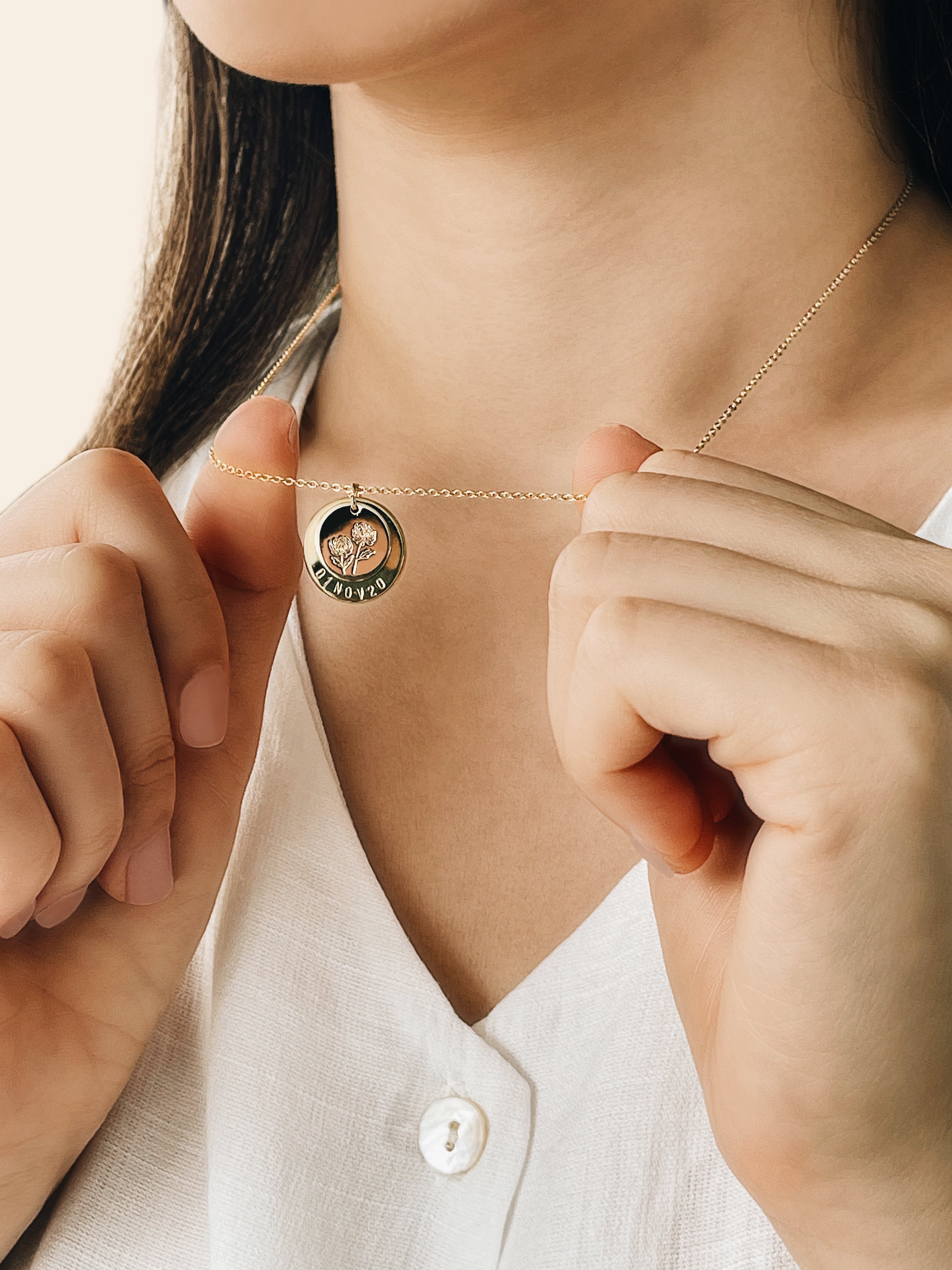 Tender Objects Fleur Stacked Disc Necklace with birthflower customization - Personalized with names or dates, hand-stamped for a unique and elegant accessory crafted just for you.